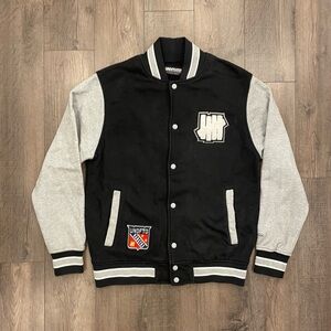 Mens Medium UNDEFEATED Varsity Bomber Jacket Black Grey Snap Front Streetwear